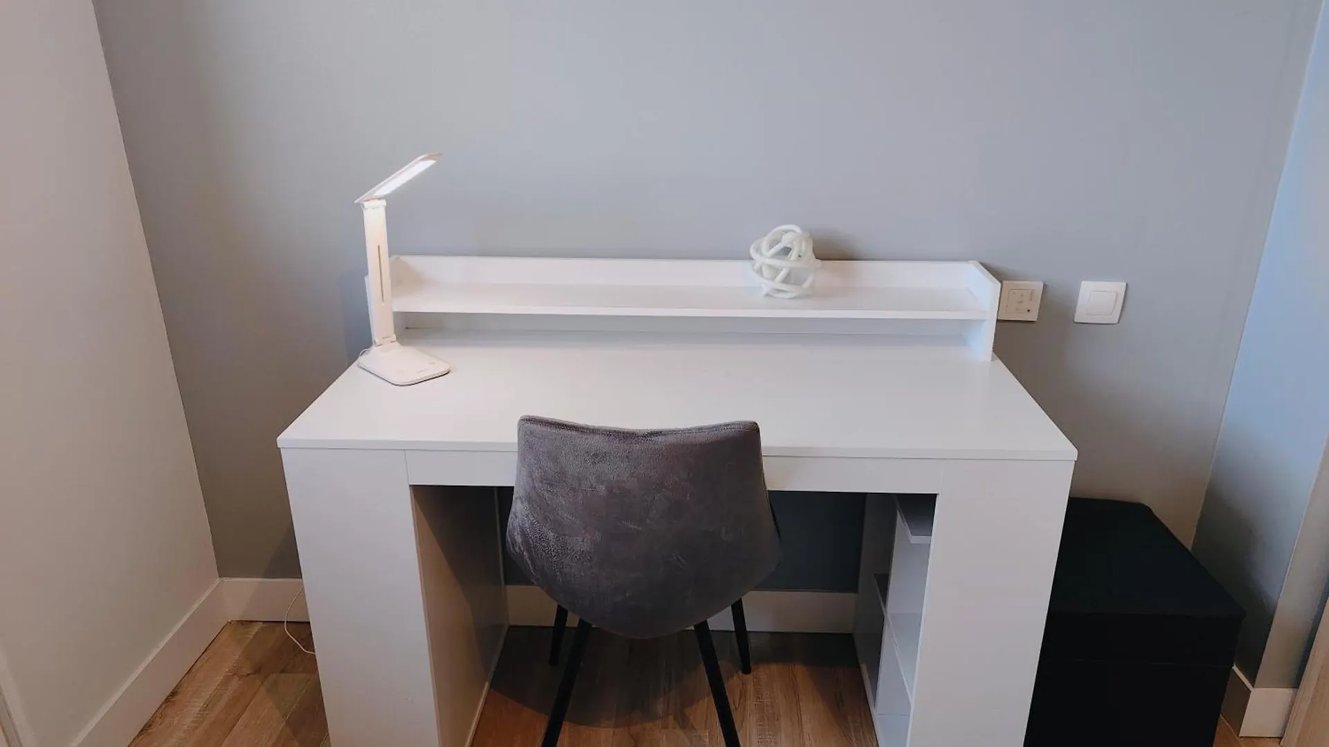 Amazing House 4 Bedrooms Parking Close To Lille Saint-Andre-lez-Lille 0*,  Frankrig
